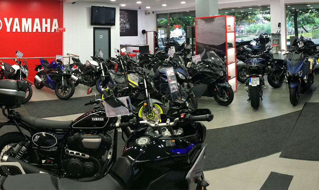  Exposición motos en Automoto